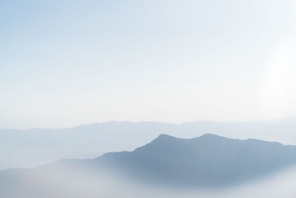 Montagne e cielo limpido con atmosfera di calma